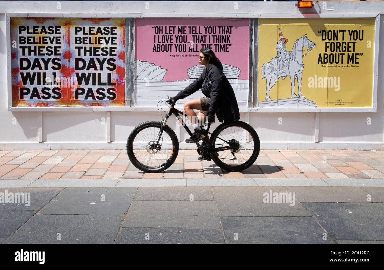 I poster con il messaggio 'Keep Looking out for other Glasgow' e con testi di canzoni di artisti scozzesi come Simple Minds, Dougie MacLean e Stealers Wheel sono comparsi nel centro di Glasgow. Foto Stock