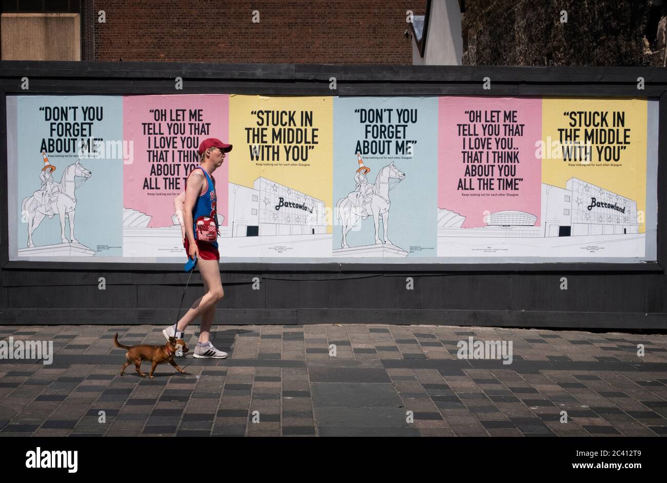 I poster con il messaggio 'Keep Looking out for other Glasgow' e con testi di canzoni di artisti scozzesi come Simple Minds, Dougie MacLean e Stealers Wheel sono comparsi nel centro di Glasgow. Foto Stock