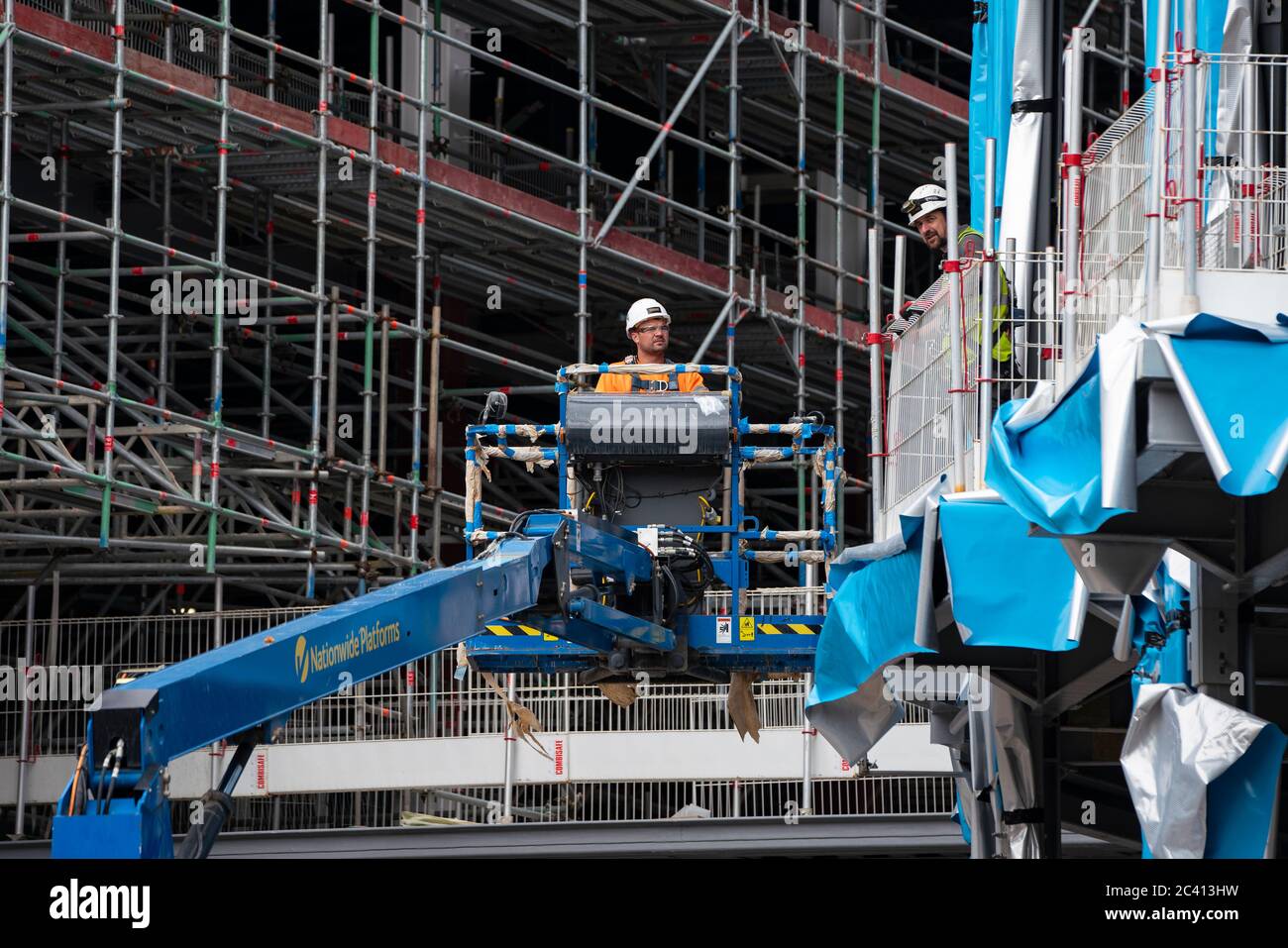 Edimburgo, Scozia, Regno Unito. 23 giugno 2020. I lavori di costruzione sono ancora in corso presso il nuovo centro commerciale St James Centre e la proiezione residenziale di Edimburgo, dopo una sosta a lungo termine durante il blocco del coronavirus. Iain Masterton/Alamy Live News Foto Stock