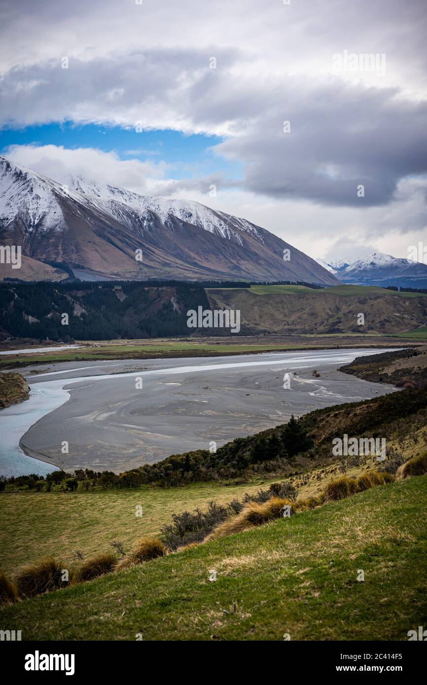 Vista panoramica sulla gola di Rakaia, Nuova Zelanda con il monte Hutt sullo sfondo Foto Stock