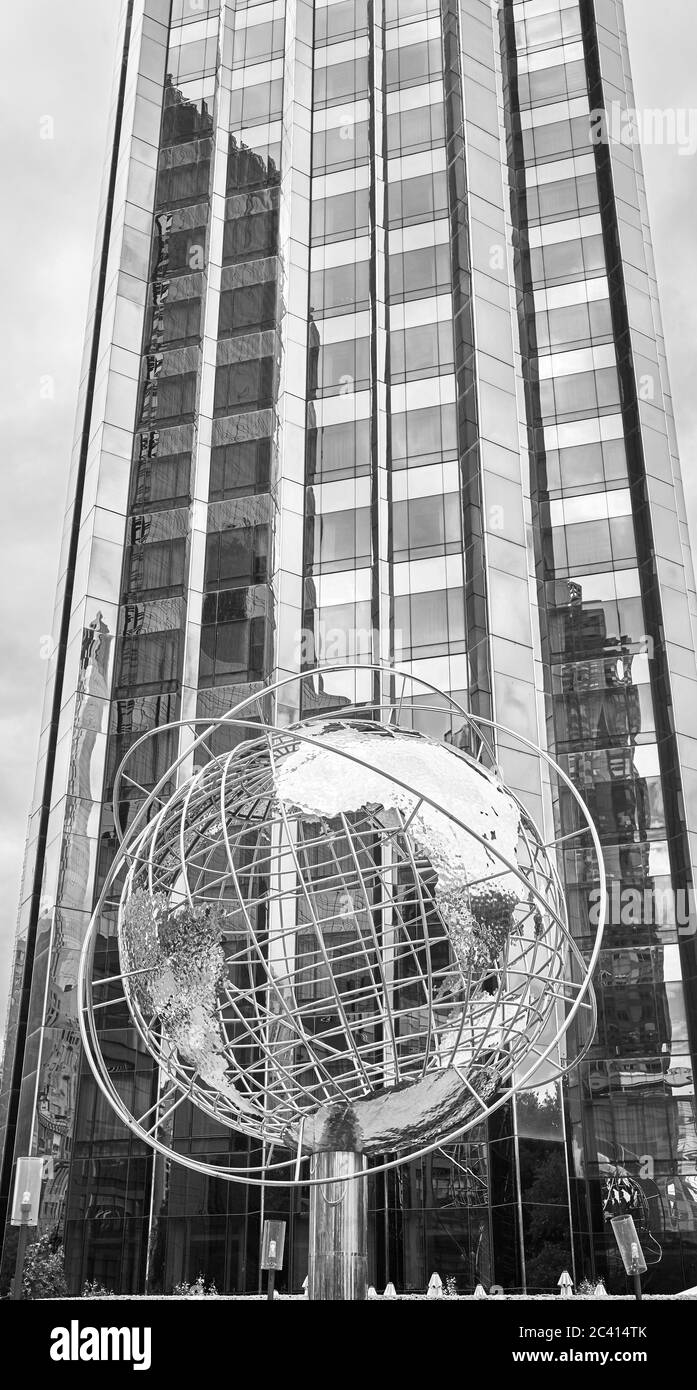 New York, USA - 26 maggio 2017: La scultura del globo del Columbus Circle davanti al Trump International Hotel and Tower. Foto Stock