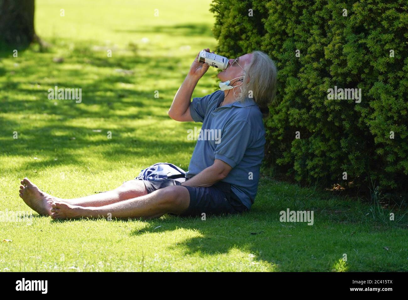 Sheffield, Regno Unito. 23 giugno 2020. Un uomo è visto bere alcol presso i Giardini Botanici di Sheffield. L'Ufficio MET ha emesso degli avvertimenti in quanto il Regno Unito è impostato per crogiolarsi a temperature che raggiungono i 33 gradi celsius in tutto il Regno Unito. Credit: Joannis Alexopoulos/Alamy Live News Foto Stock Sheffield, Regno Unito. 23 giugno 2020. Un uomo è visto bere alcol presso i Giardini Botanici di Sheffield. L'Ufficio MET ha emesso degli avvertimenti in quanto il Regno Unito è impostato per crogiolarsi a temperature che raggiungono i 33 gradi celsius in tutto il Regno Unito. Credit: Joannis Alexopoulos/Alamy Live News Foto Stock