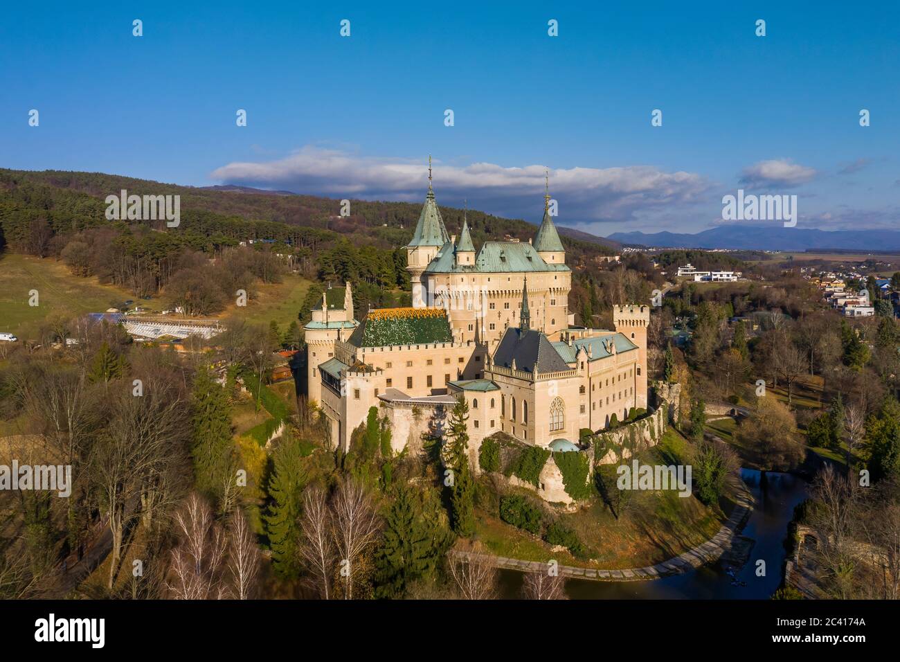 Vista aerea del romantico castello medievale europeo di Bojnice, Slovacchia Foto Stock