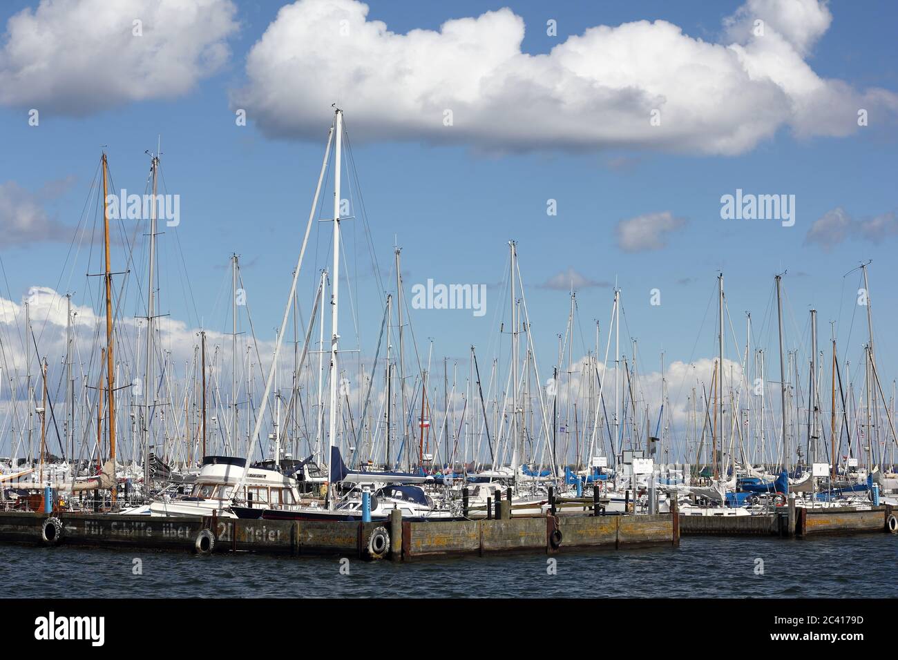 Barche a vela nel porto di Maasholm sulla Schlei Foto Stock