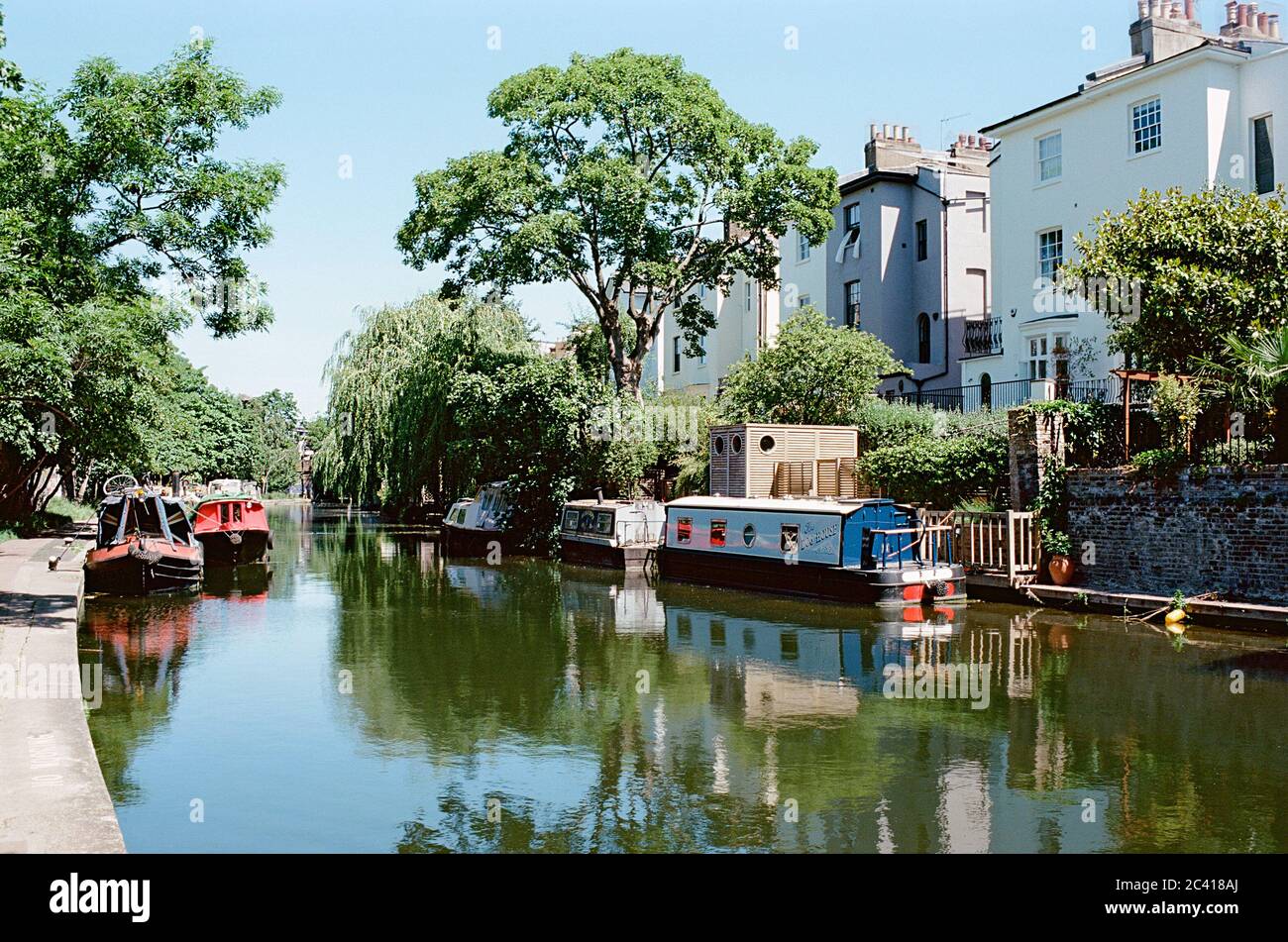 The Regent's Canal in estate vicino a Primrose Hill, Londra nord Regno Unito Foto Stock