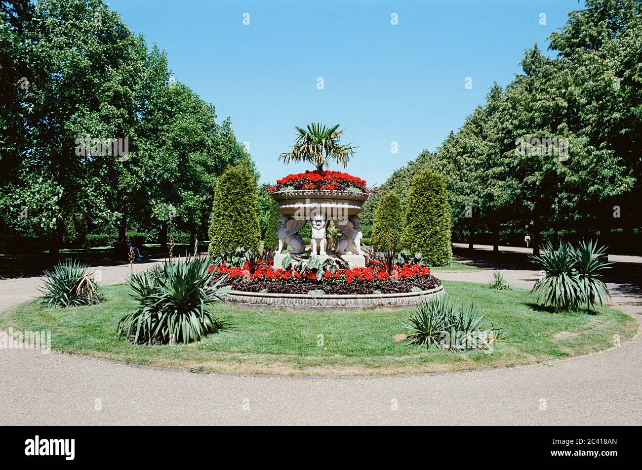 I giardini Avenue a Regent's Park, Londra, Regno Unito, all'inizio dell'estate Foto Stock