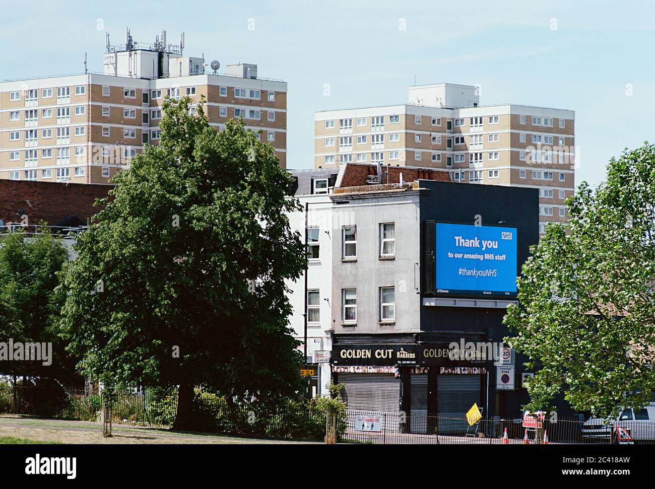 Affissioni mostrano il ringraziamento al NHS sul lato di un edificio vicino a Woodside Park, Wood Green, Londra del Nord UK, durante il blocco del coronavirus Foto Stock