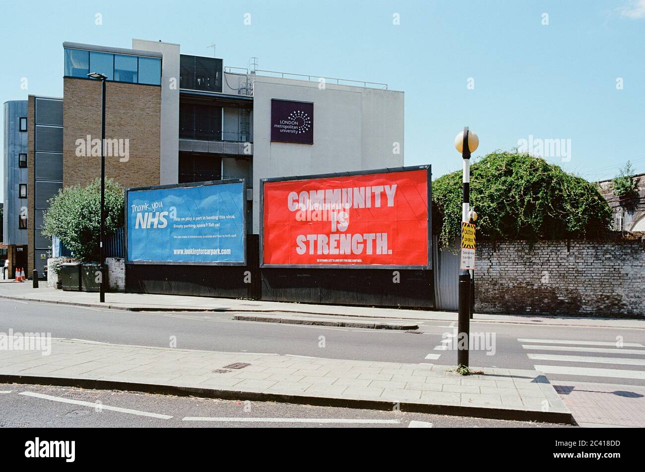 Cartelloni che mostrano messaggi positivi vicino all'Arsenal Stadium, a nord di Londra, Regno Unito, durante il blocco del coronavirus, all'inizio di giugno 2020 Foto Stock
