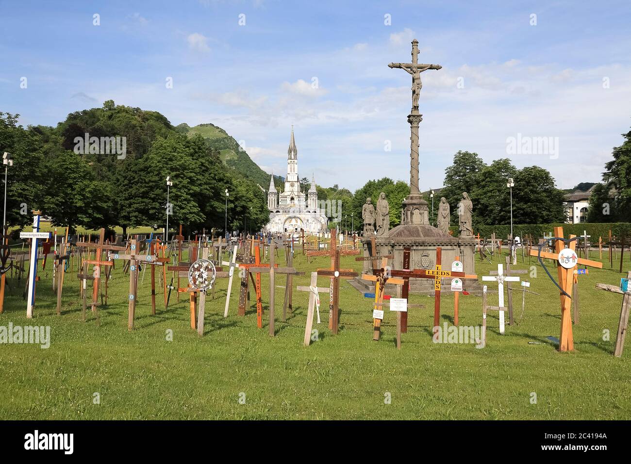 Lourdes, Francia - 06 giugno 2012: La Basilica di nostra Signora del Rosario. Il giardino delle croci si trova di fronte alla Basilica. Foto Stock