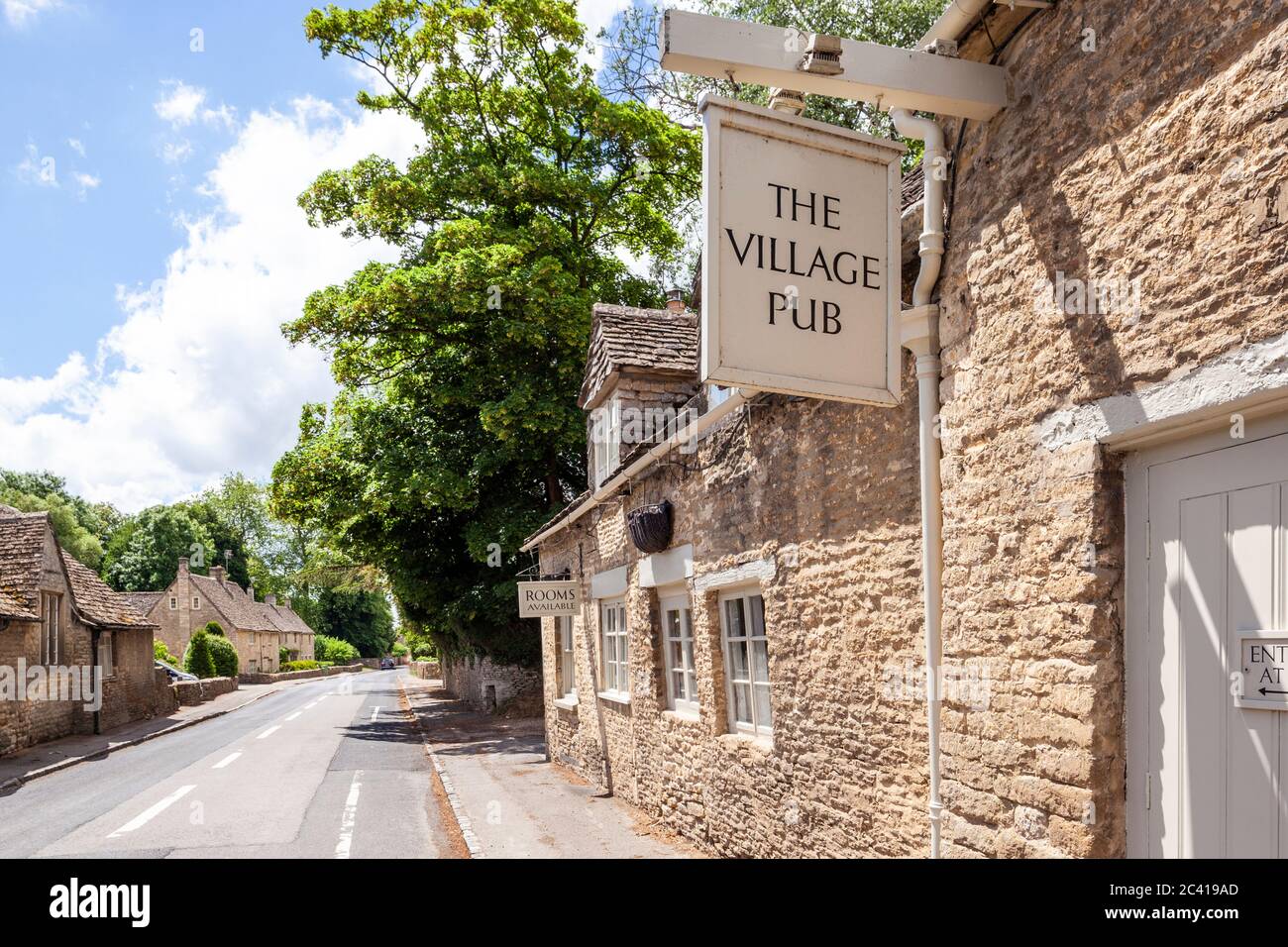 Il Village Pub, che prende il nome in modo fantasioso, si trova nel villaggio di Barnsley, Gloucestershire, Regno Unito Foto Stock