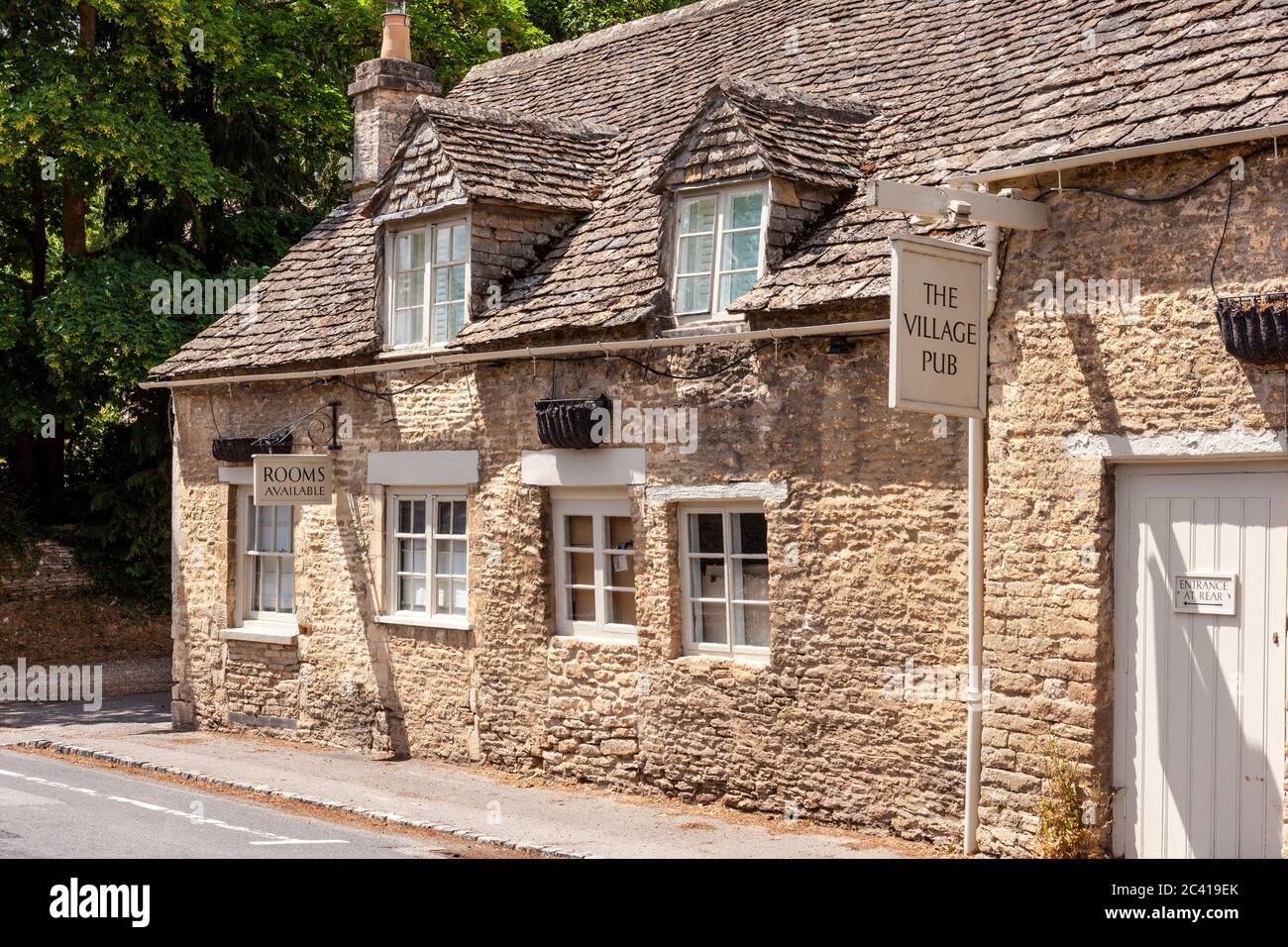 Il Village Pub, che prende il nome in modo fantasioso, si trova nel villaggio di Barnsley, Gloucestershire, Regno Unito Foto Stock