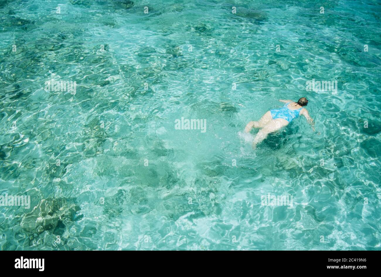 La donna nuota capovolta in una piscina - annegando Foto Stock