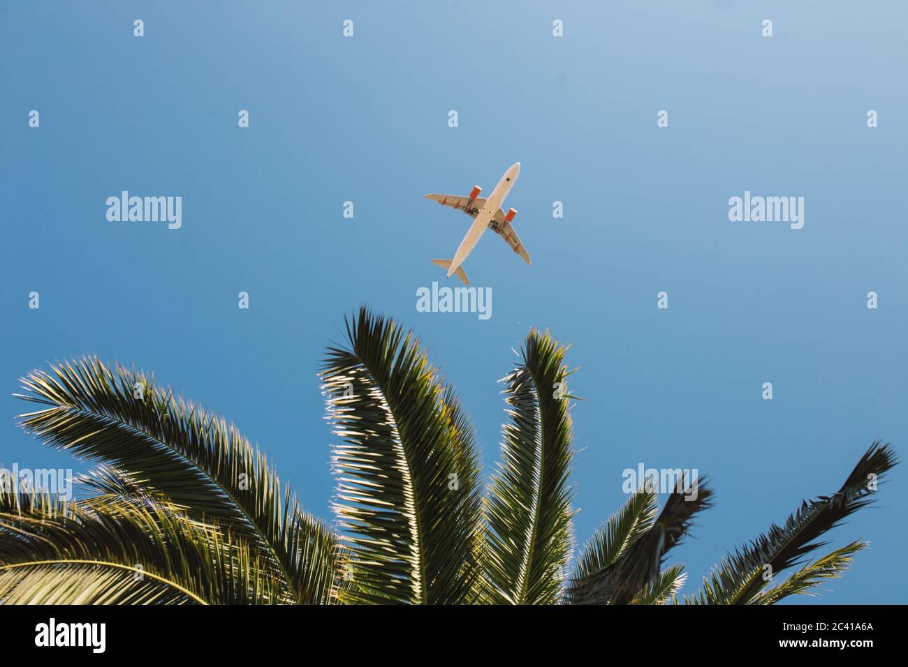Vista dal basso dell'aereo nel cielo Foto Stock