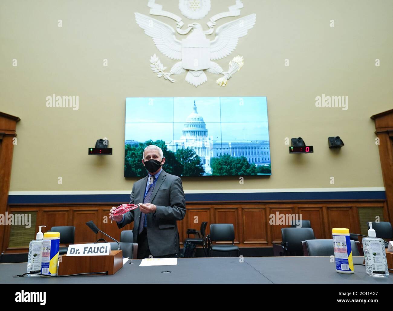 Direttore del National Institute for Allergy and Infectious Diseases Dr. Anthony Fauci porta una maschera di protezione dei cittadini di Washington quando arriva a testimoniare davanti al House Committee on Energy and Commerce sulla risposta dell'amministrazione Trump alla pandemia COVID-19, sulla Capitol Hill a Washington, DC martedì, 23 giugno 2020. Credit: Kevin Dietsch / Pool via CNP | utilizzo in tutto il mondo Foto Stock