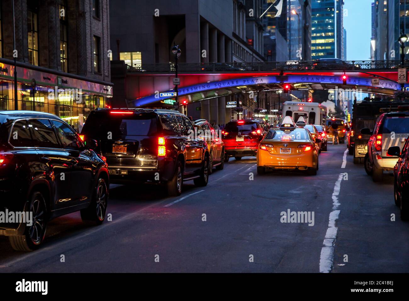 NEW YORK, NY - 17 AGOSTO 2017: Strada trafficata con traffico serale vicino al Grand Central Terminal Foto Stock