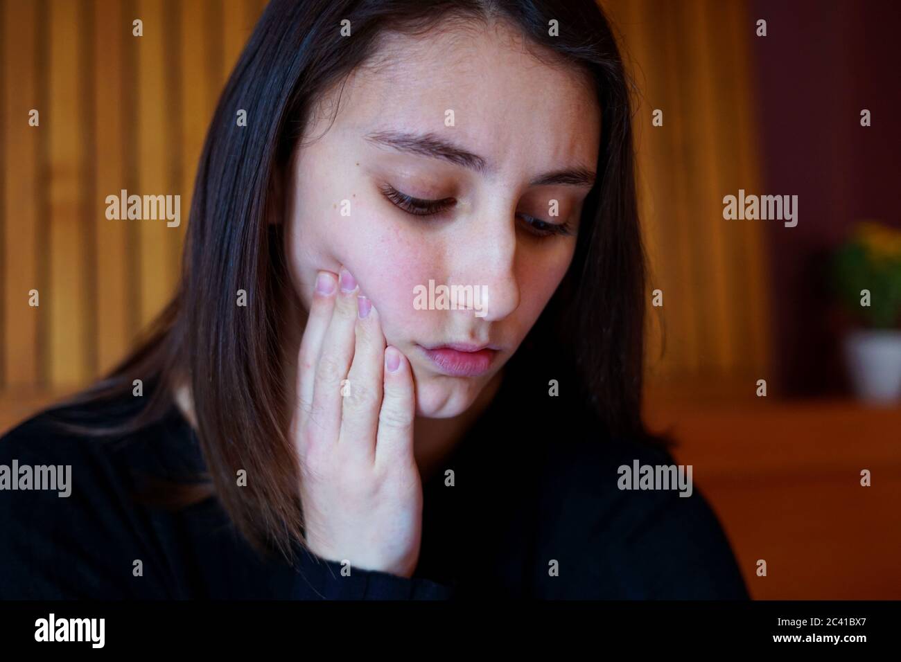 Giovane donna con mal di denti. Concetto di dolore ai denti. Foto Stock