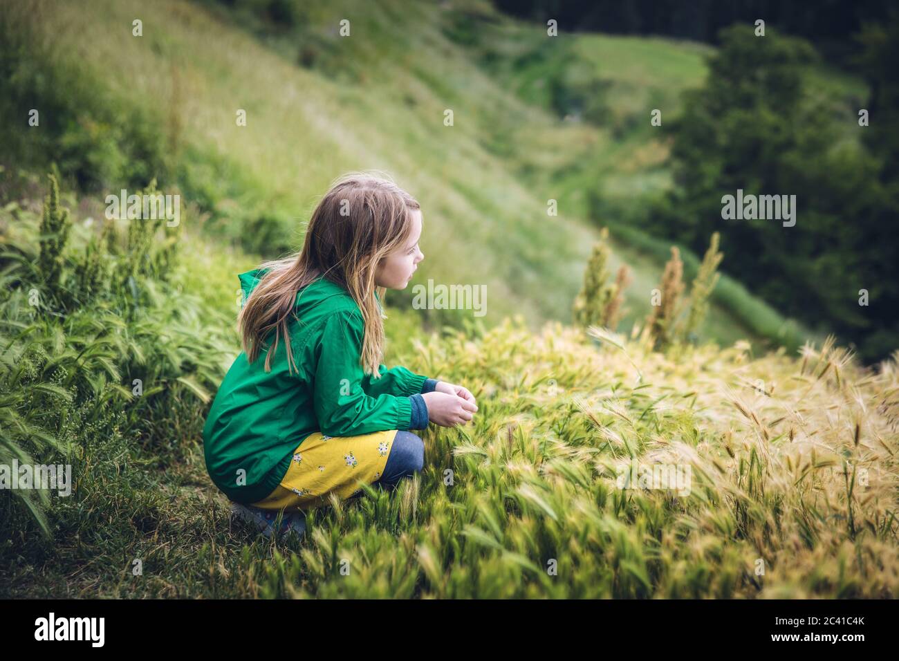 Bambino che guarda fuori Hillside erbosa a Belgrado, Serbia Foto Stock