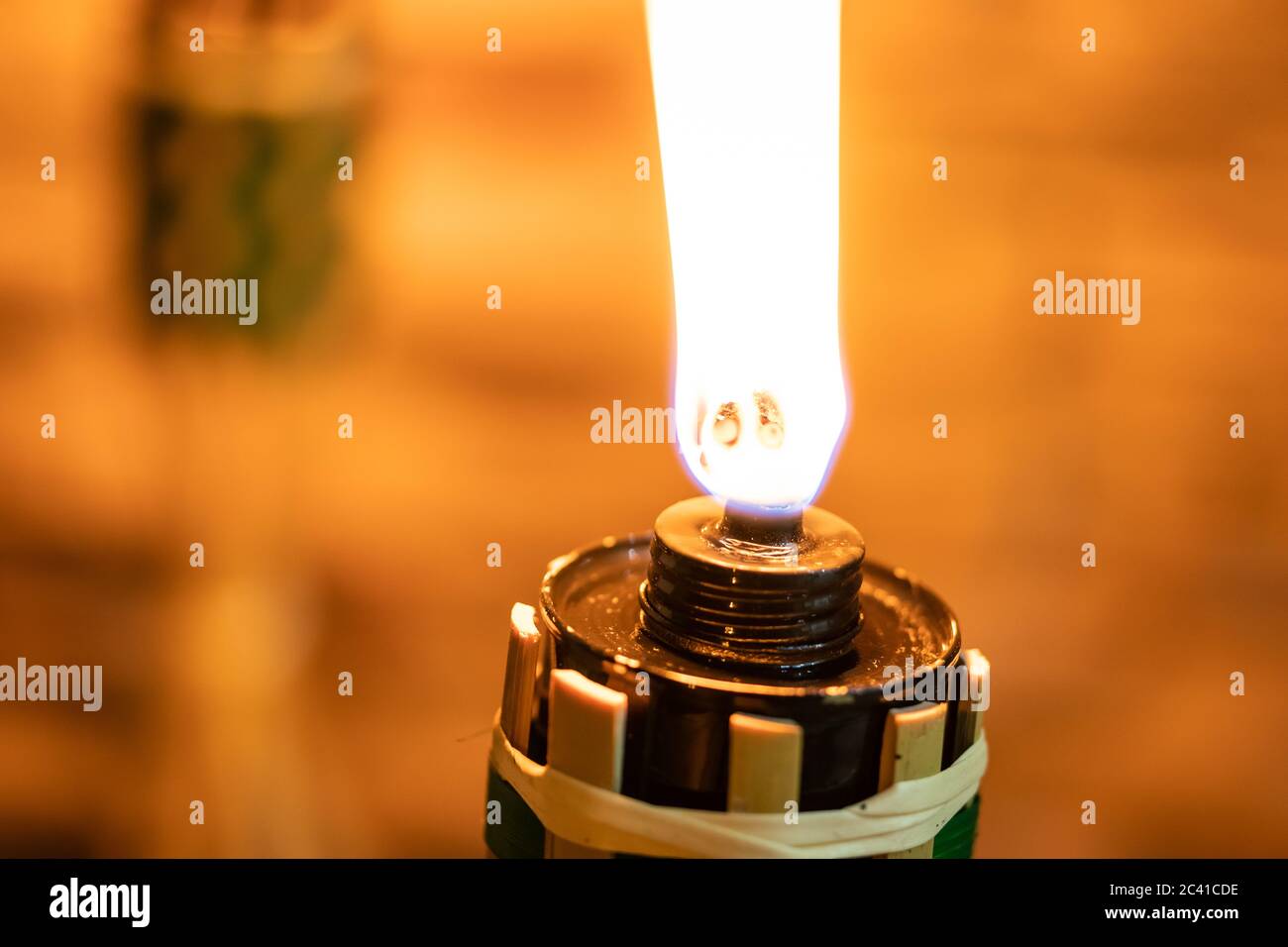 Lampada ad olio di bambù o pelita per decorazione eid o hari raya con spazio di copia per il testo Foto Stock