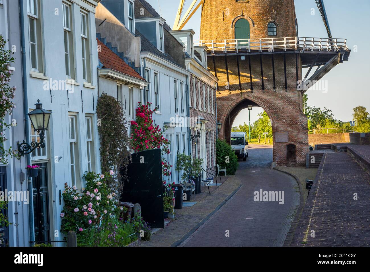 Pittoresca strada a Wijk Bij Duurstede, Paesi Bassi, con l'unico mulino a vento drive-through al mondo Foto Stock