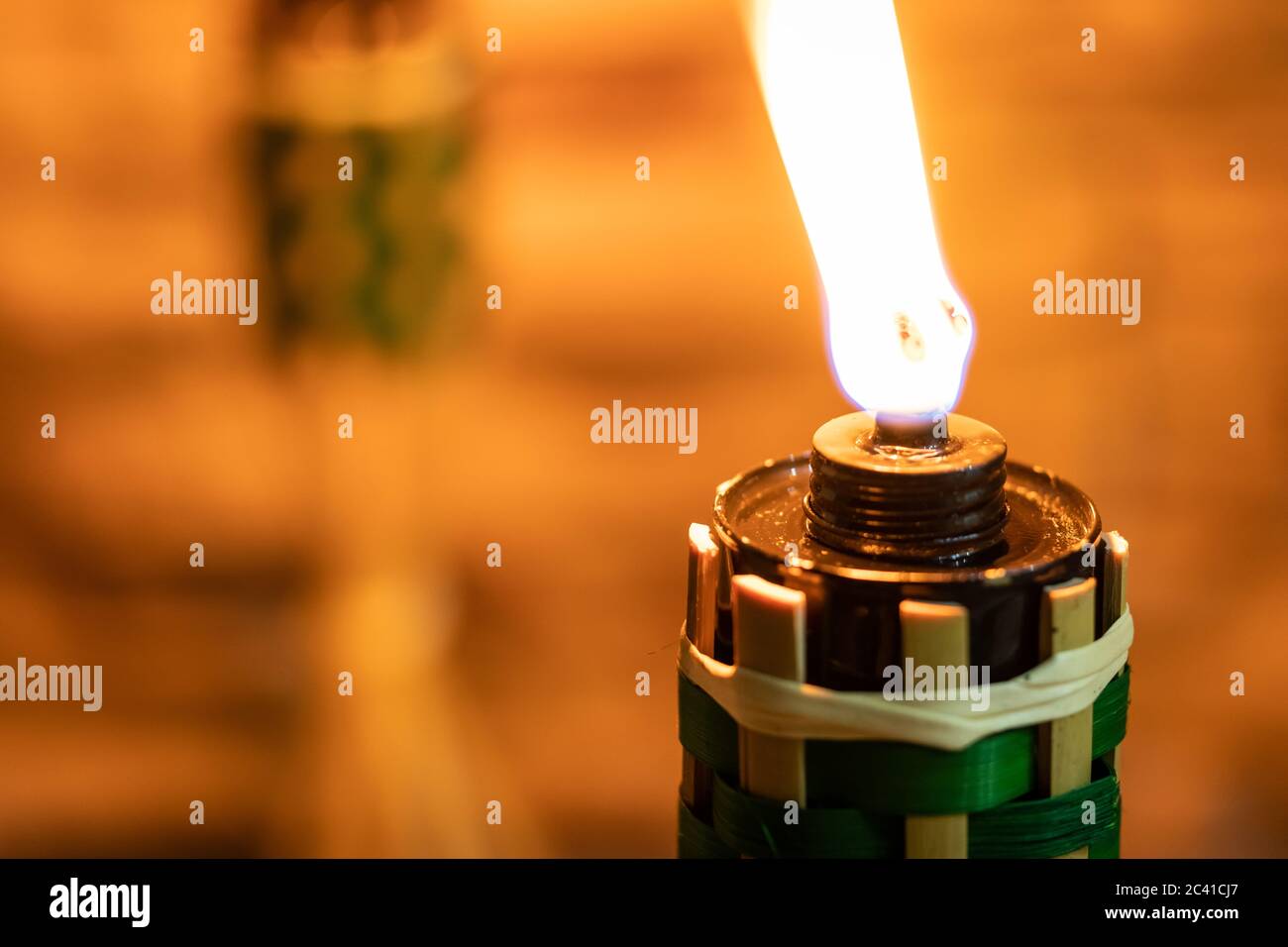 Lampada ad olio di bambù o pelita per decorazione eid o hari raya con spazio di copia per il testo Foto Stock