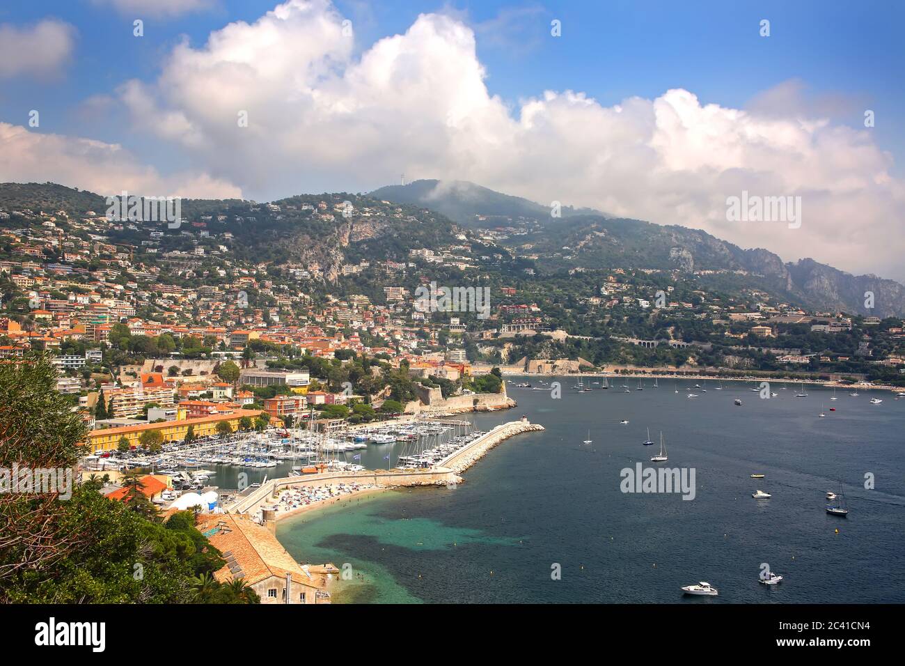 Splendida vista sulla città francese di Villefranche sur Mer, sulla costa del mare Mediterraneo, con un porto turistico, località turistica, Francia. Foto Stock