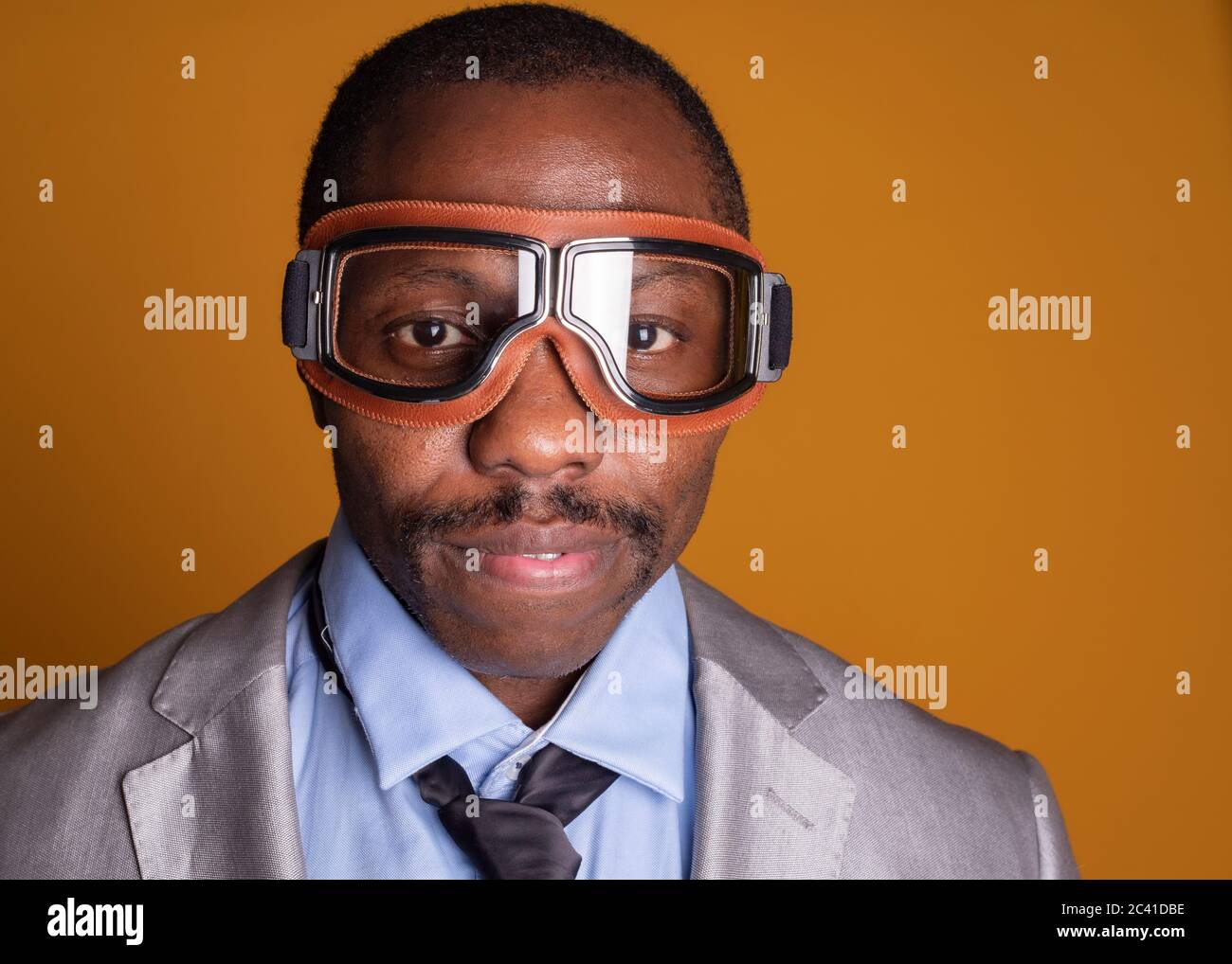 uomo nero con occhiali pilota Foto stock - Alamy