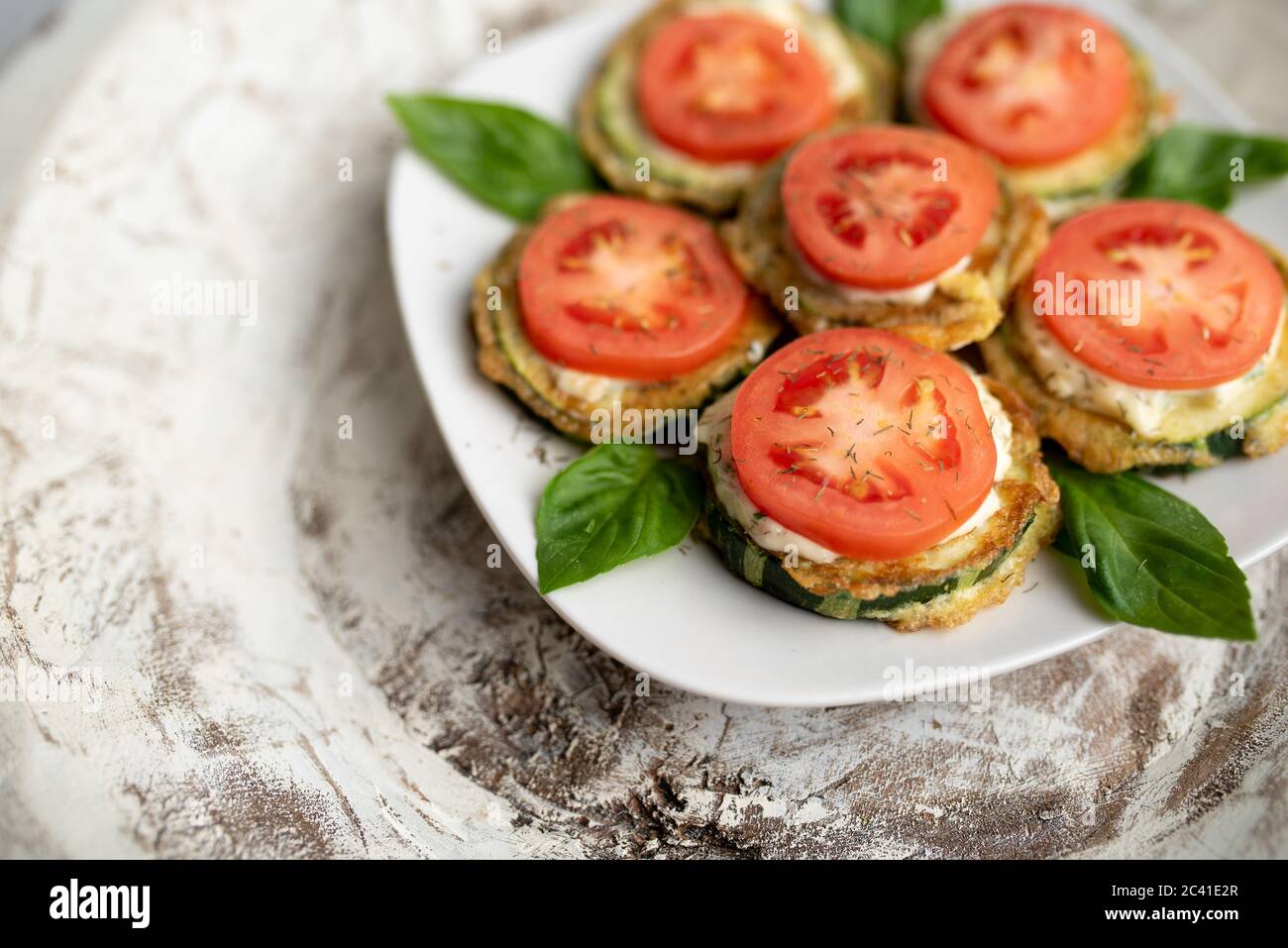 Zucchine fritte con maionese di aneto al pomodoro e salsa all'aglio. Antipasto russo, europeo Foto Stock