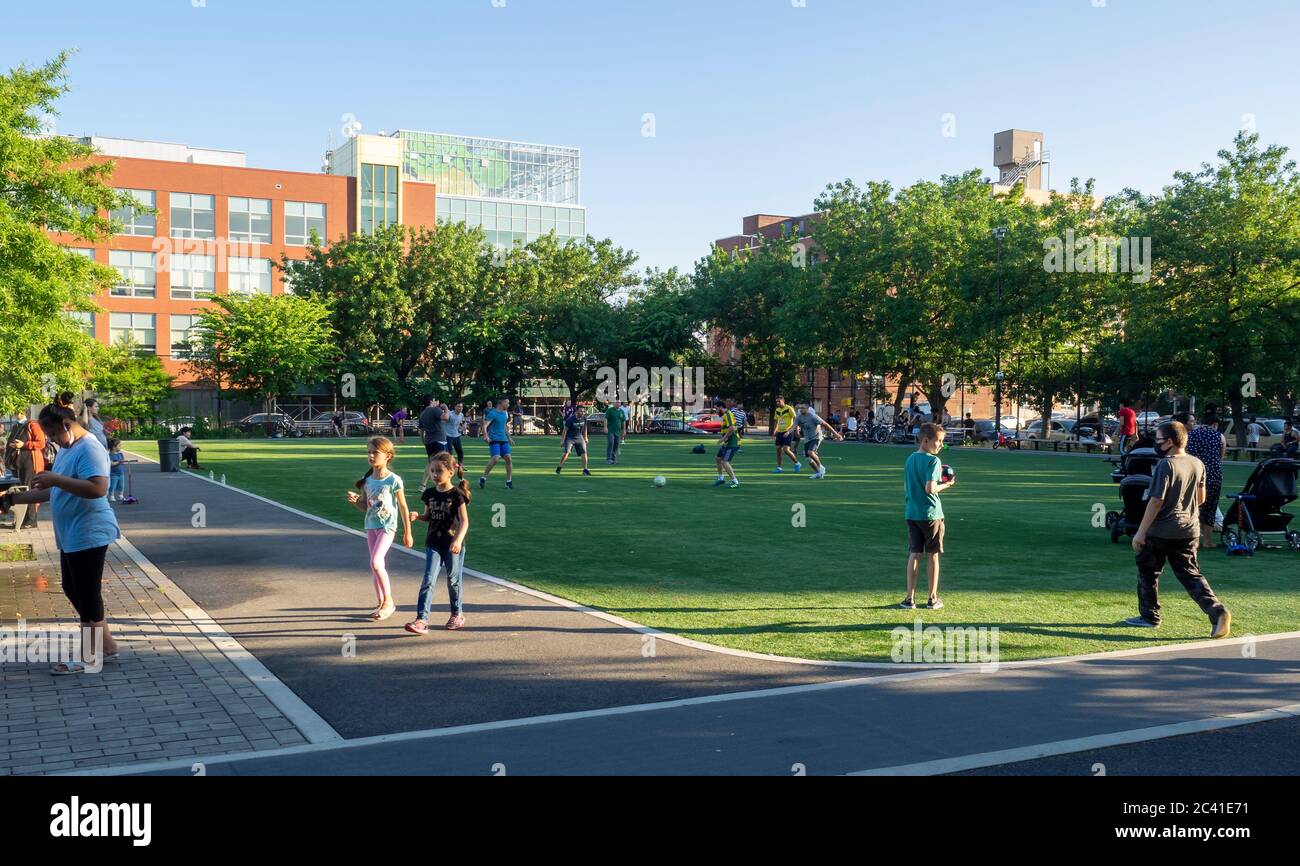 Brooklyn, Stati Uniti. 22 Giugno 2020. Seth Low parco giochi aperto al pubblico come New York City entra fase 2 della riapertura dopo il numero di infezioni di COVID-19 è andato giù. La gente gode di caldo giorno d'estate dopo un lungo soggiorno in quarantena (foto di Sam Aronov/Pacific Press) credito: Pacific Press Agency/Alamy Live News Foto Stock