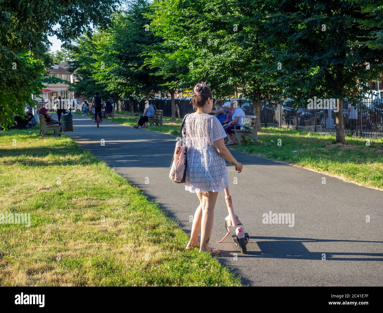 Brooklyn, Stati Uniti. 22 Giugno 2020. Seth Low parco giochi aperto al pubblico come New York City entra fase 2 della riapertura dopo il numero di infezioni di COVID-19 è andato giù. La gente gode di caldo giorno d'estate dopo un lungo soggiorno in quarantena (foto di Sam Aronov/Pacific Press) credito: Pacific Press Agency/Alamy Live News Foto Stock