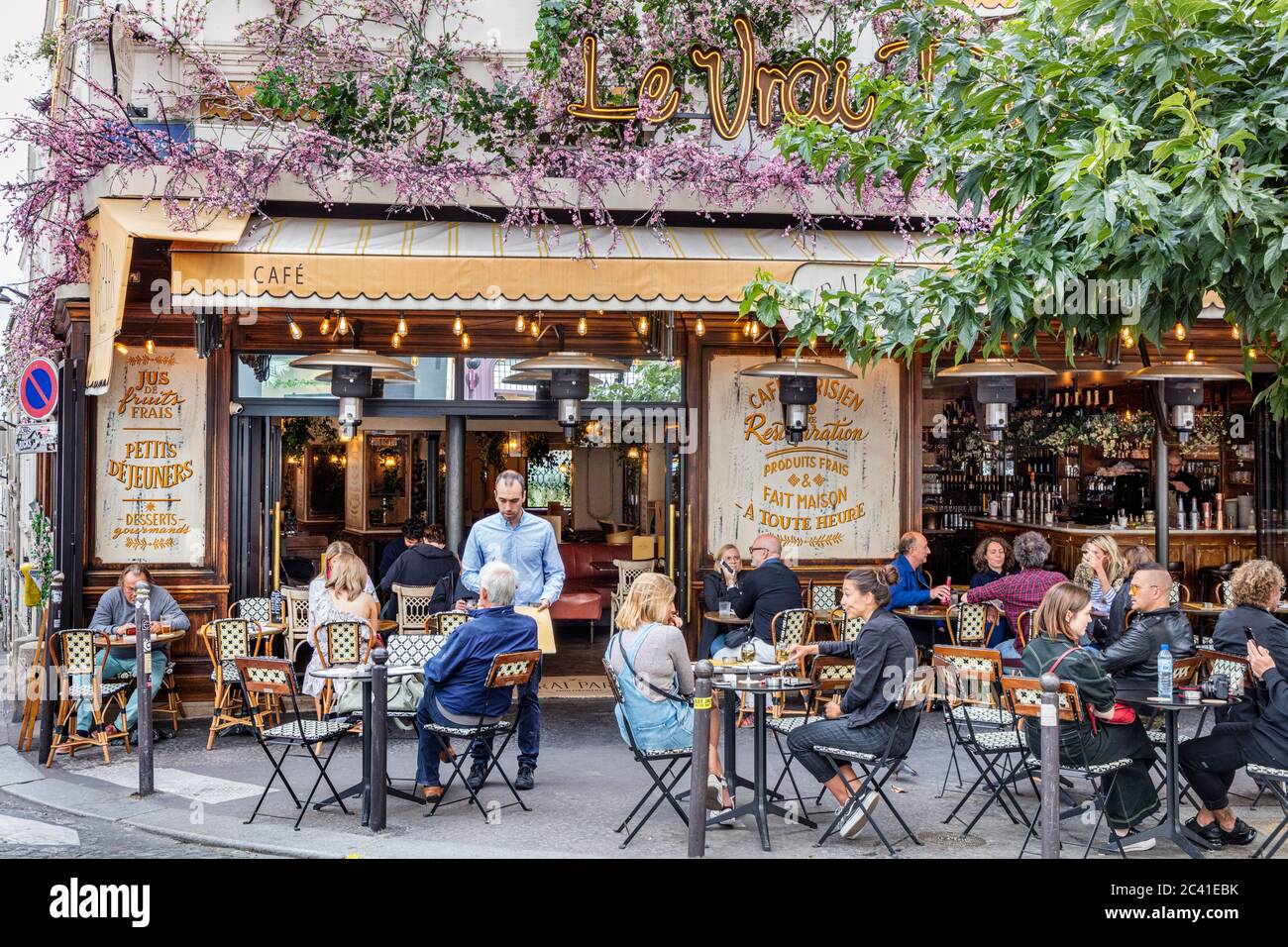 Le Vrai Paris - un caffè a Montmartre, Parigi, Ile-de-France, Francia Foto Stock