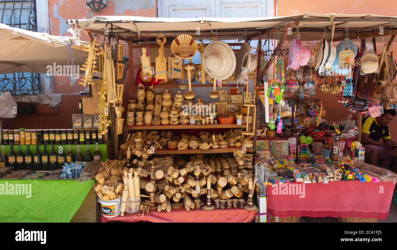Catacaos, Piura / Perù - 6 aprile 2019: Vendita di artigianato in legno in una strada turistica nel centro della città Foto Stock