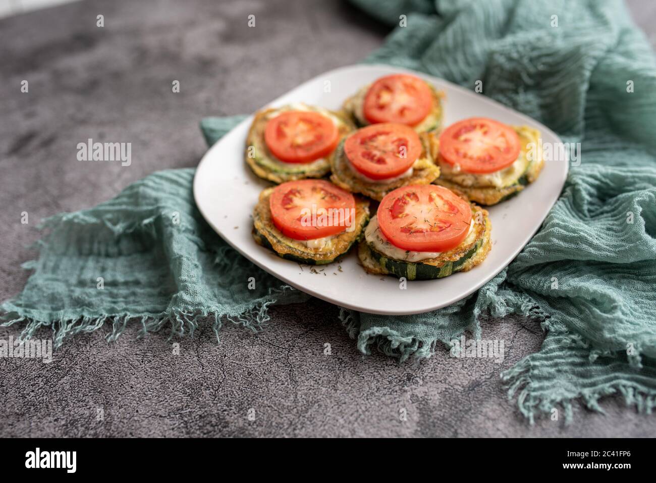 Zucchine fritte con maionese di aneto al pomodoro e salsa all'aglio. Antipasto russo, europeo Foto Stock