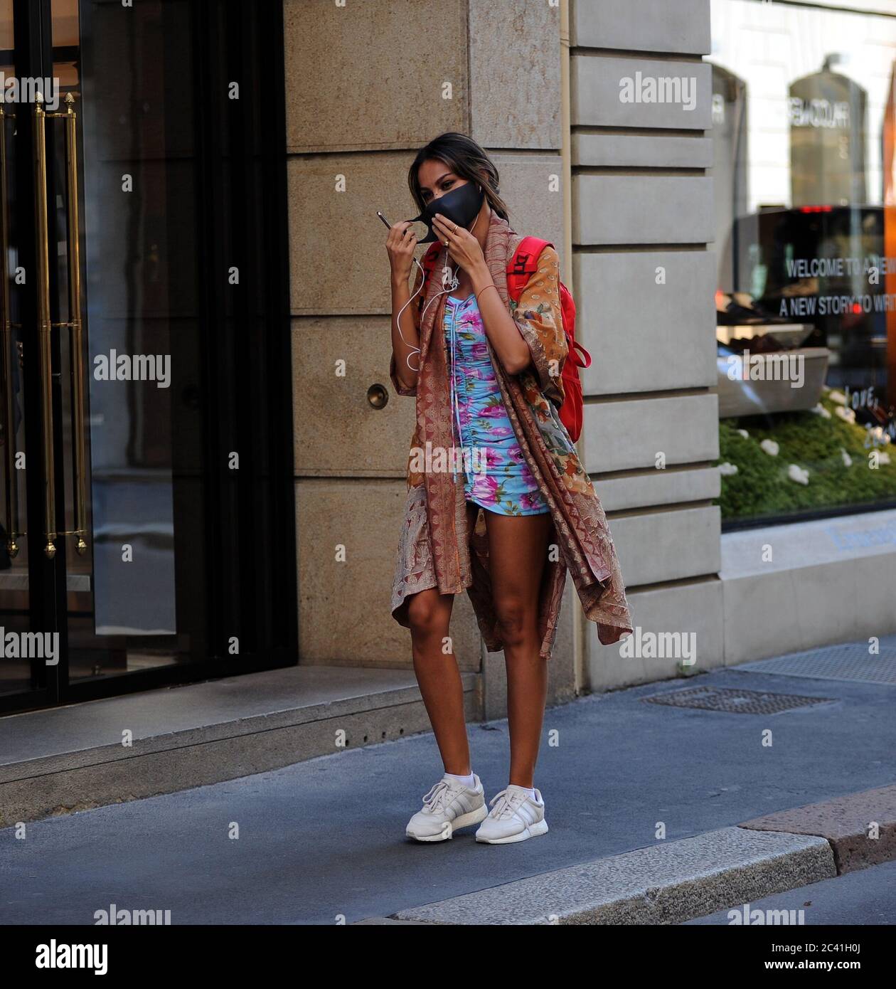 Milano, Madalina Ghenea nel centro Madalina Ghenea, attrice e modella  rumena, la testimonianza del marchio di gioielli 'DAMIANI'. Qui è sorpresa  mentre cammina per le strade del centro in un pomeriggio caldo.