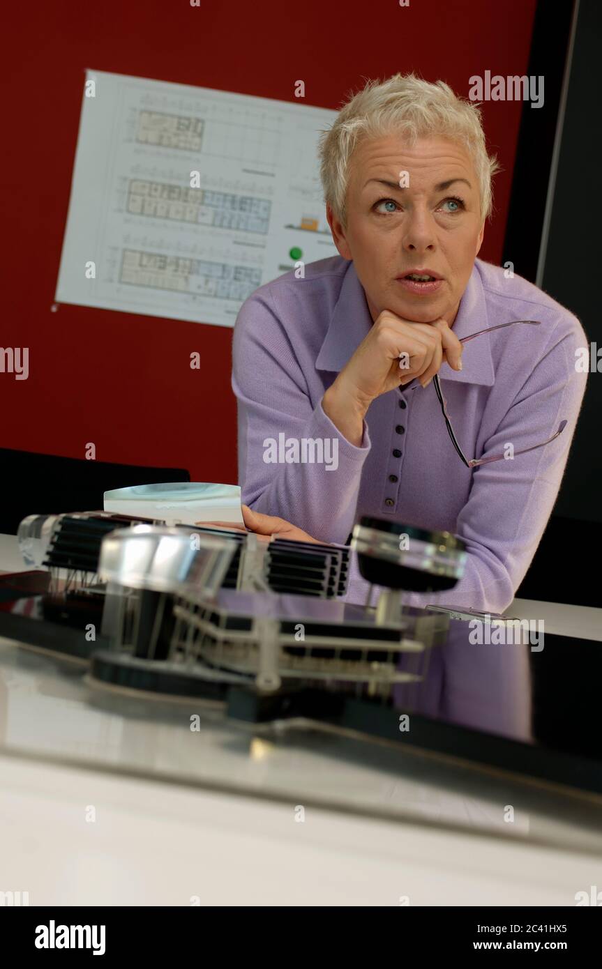 Architetto si trova in ufficio con cura Foto Stock