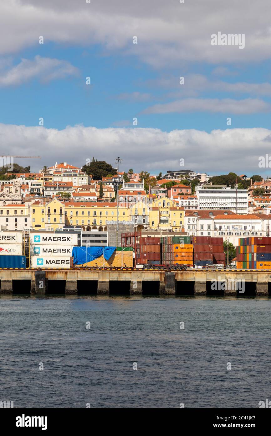 Terminal marittimo di carico al porto del fiume Tago a Lisbona, Portogallo Foto Stock