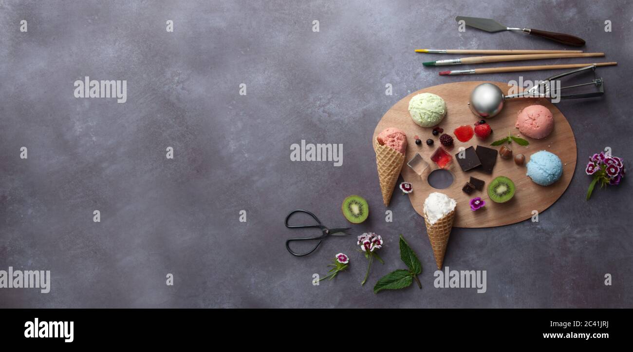 Sapori estivi di gelato su una tavolozza di pittori con ingredienti al centro tra cui vaniglia e menta Foto Stock