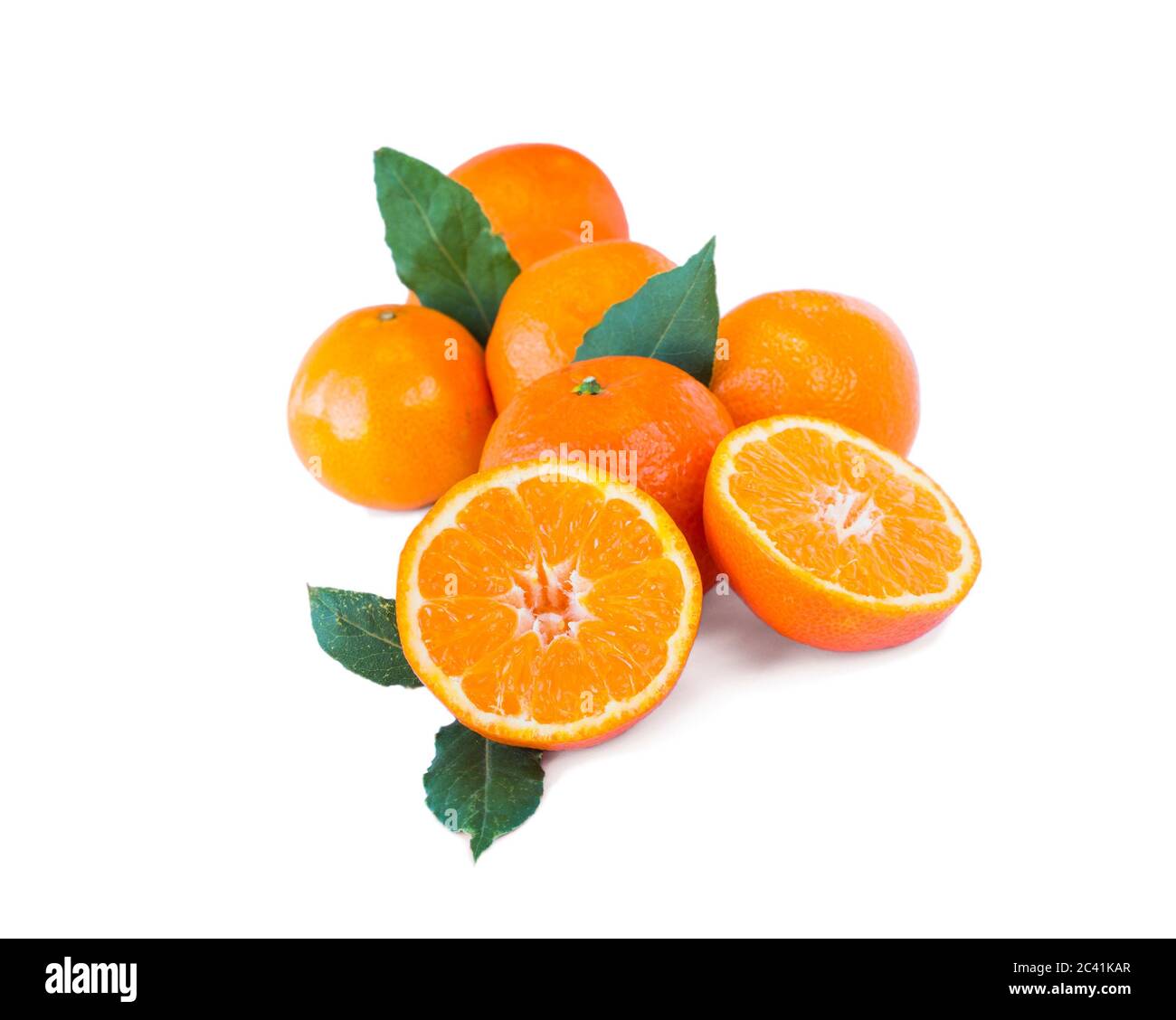 Mandarini con spazio di copia per il testo. Mandarino mature e gustose isolato su sfondo bianco. Clementine su sfondo bianco. Tangerini di sfondo. Foto Stock