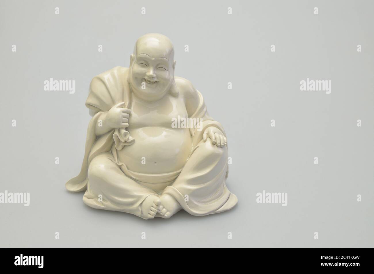 Ridendo buddha bianco, da vicino, isolato su sfondo bianco Foto Stock