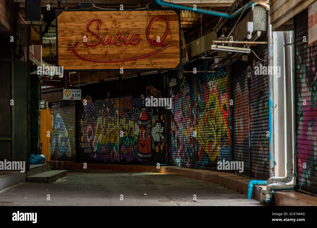 Bangkok, Thailandia - 19 giu 2020 : il negozio chiuso in Alley a Khao San Road di giorno senza persone. COVID-19 situazione di focolaio Foto Stock