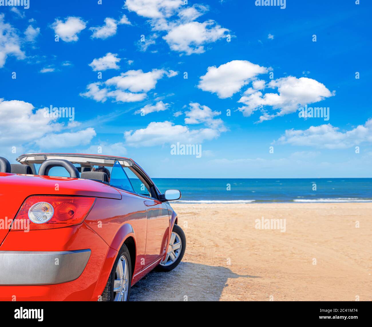 Auto rossa sulla spiaggia. Foto Stock