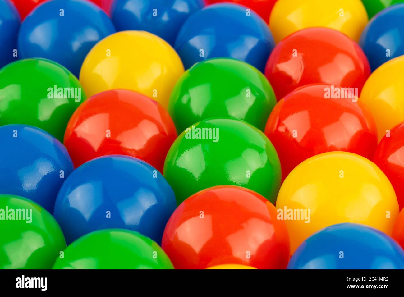 Molte palline colorate di plastica come sfondo. Foto Stock