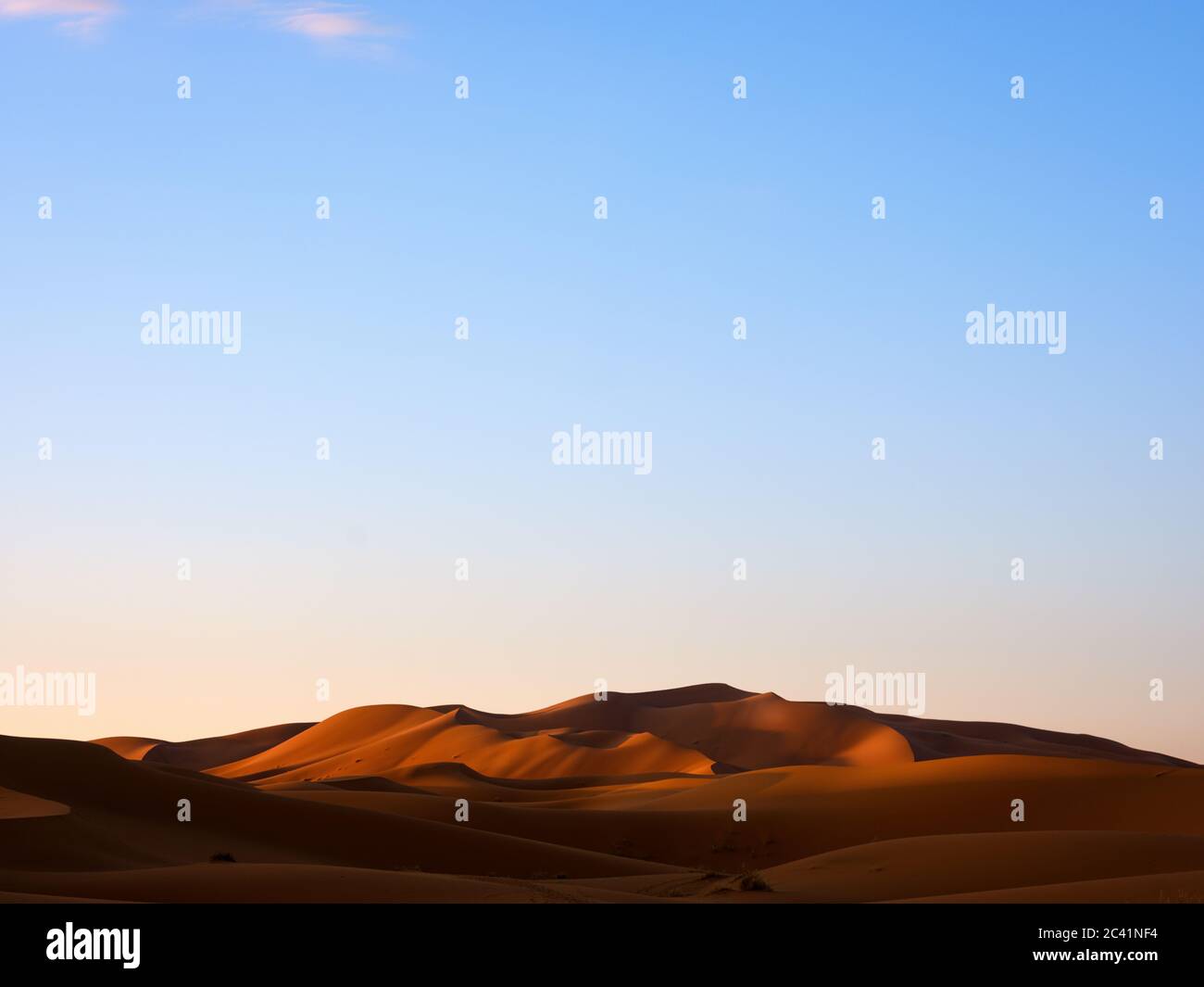 MERZOUGA, MAROCCO - CIRCA 2018 MAGGIO: La mattina luce dorata sulle dune del deserto del Sahara Foto Stock