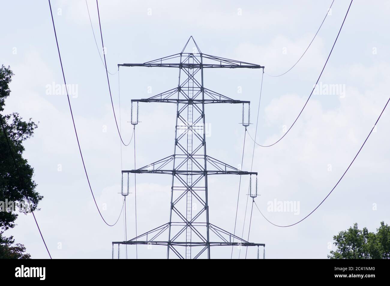 Palo elettrico per il trasporto di elettricità con sfondo nuvoloso Foto Stock