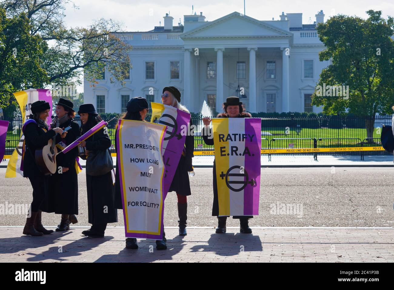 Attivisti che chiedono la ratifica dell'emendamento per la parità di diritti (era) di fronte alla Casa Bianca, Washington, D.C. Foto Stock