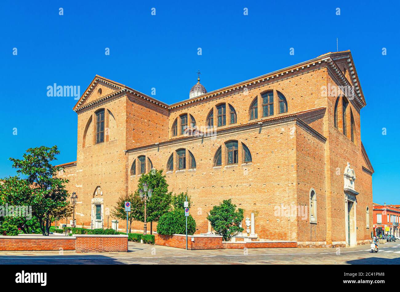 Duomo Santa Maria Assunta Duomo Chiesa cattolica romana nel centro storico di Chioggia, cielo blu di fondo nella giornata estiva, Regione Veneto, Italia settentrionale Foto Stock