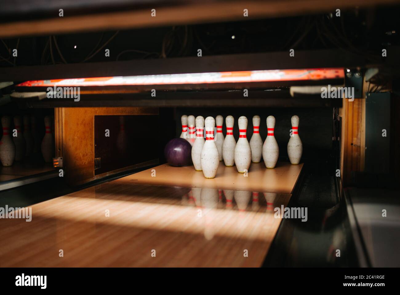 Pista da bowling con spille e palla Foto Stock