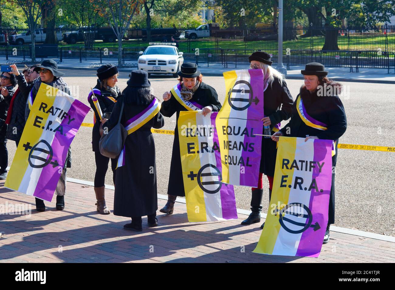 Attivisti che chiedono la ratifica dell'emendamento per la parità di diritti (era) di fronte alla Casa Bianca, Washington, D.C. Foto Stock