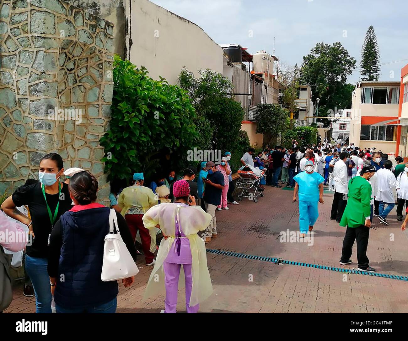 Oaxaca, Messico. 23 Giugno 2020. Gli operatori sanitari e i residenti locali sono visti fuori da una clinica dopo un terremoto a Oaxaca, Messico, il 23 giugno 2020. Un terremoto con una magnitudine di 7.4 jolted 12 km SSW di Santa Maria Zapotitlan del Messico a 15:29:05 GMT su Martedì, il sondaggio geologico degli Stati Uniti ha detto. Credit: Sr/Xinhua/Alamy Live News Foto Stock