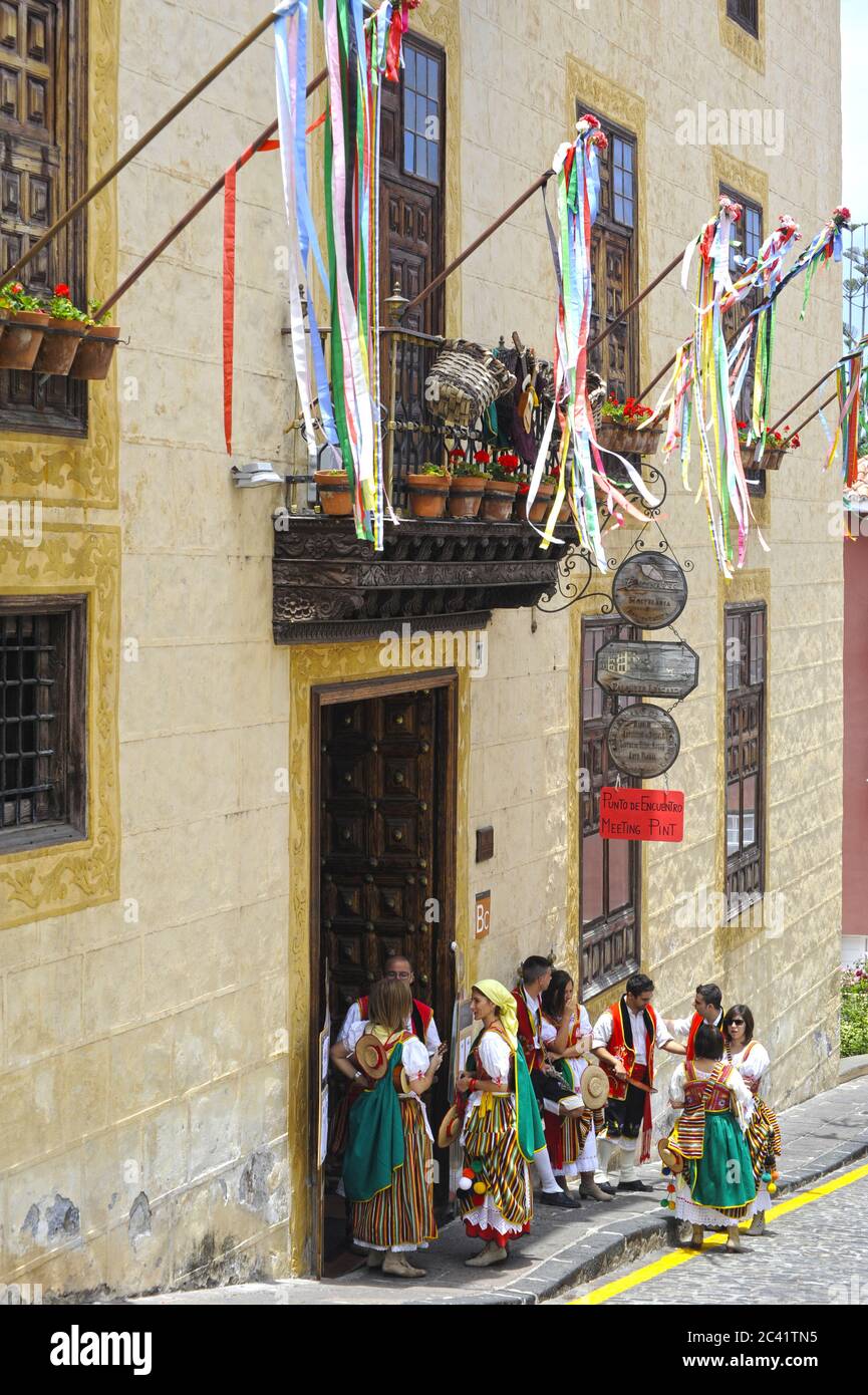 Festa di giovani donne e uomini delle Canarie vestite in costume tradizionale, pronti per una grande festa locale, Romeria de San Isidro, la Orotava Foto Stock