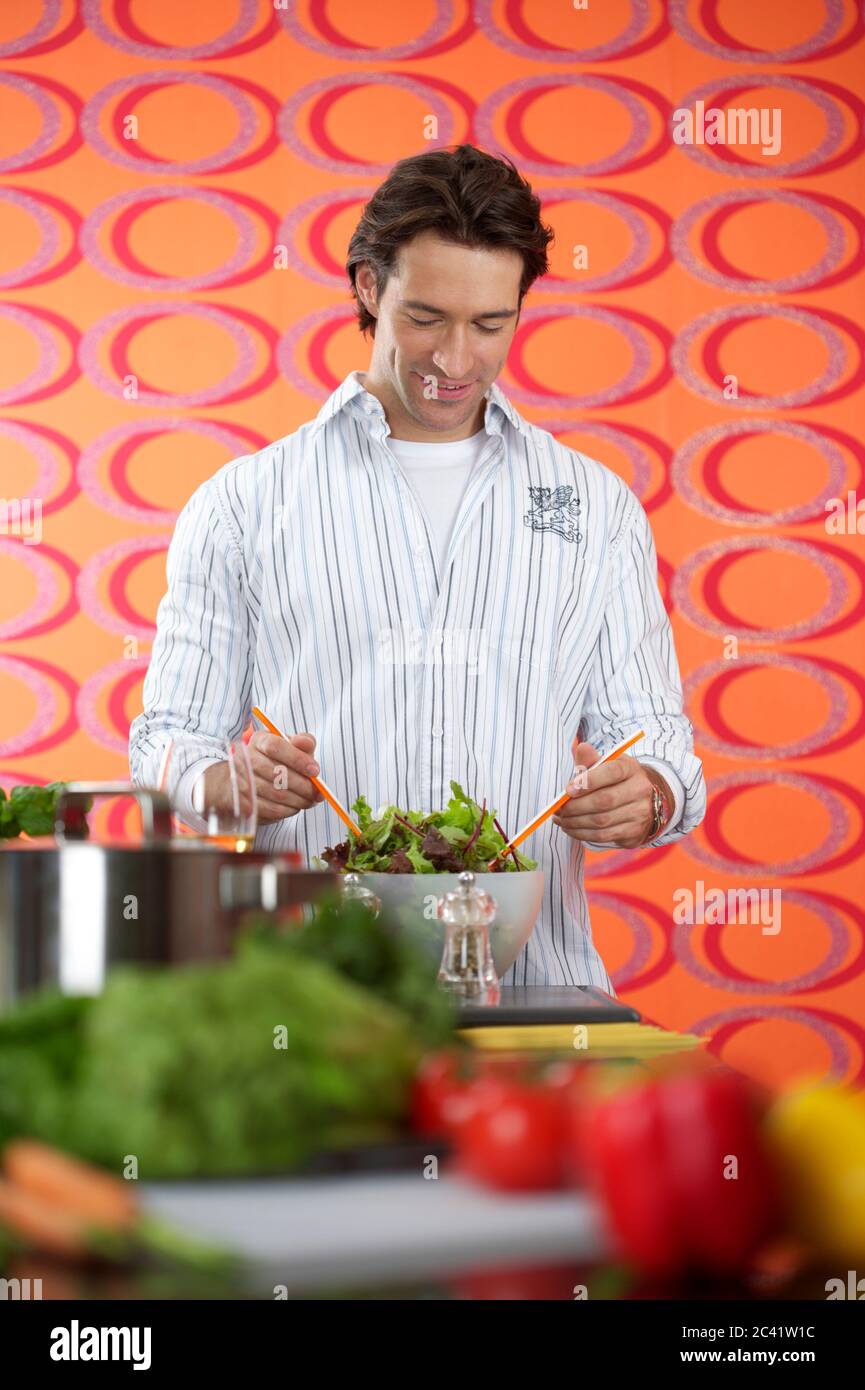 Uomo miscela insalata Foto Stock